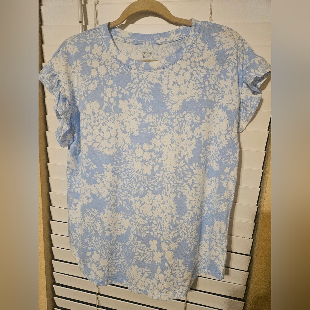Crown & Ivy Blue and White Floral Top